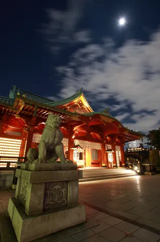 月明かりに照らされる古都の夜