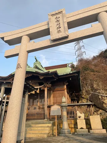 神域の静けさと木の温もり