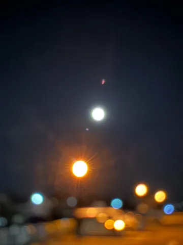 夜空に浮かぶ光の交差点
