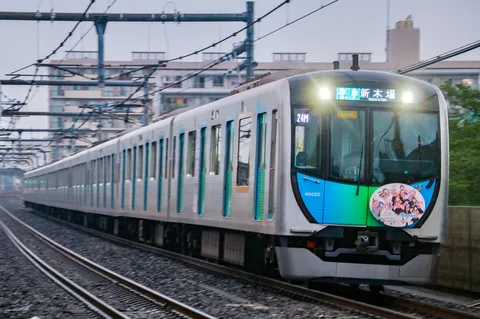 雨空と近未来的な電車