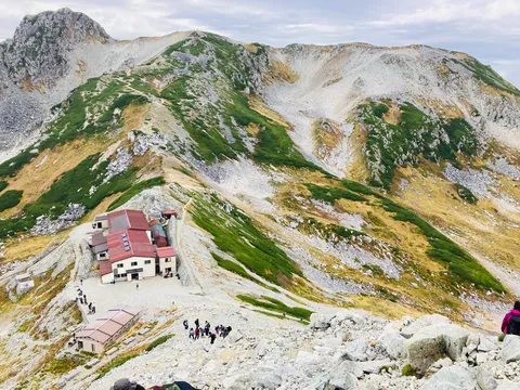 稜線に佇む山小屋の風景
