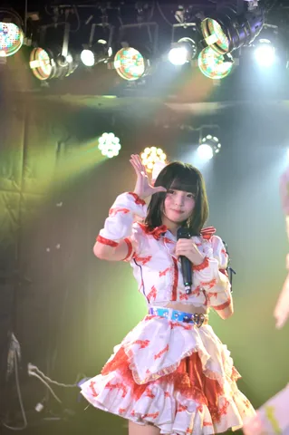 スポットライトに照らされるステージの歌姫