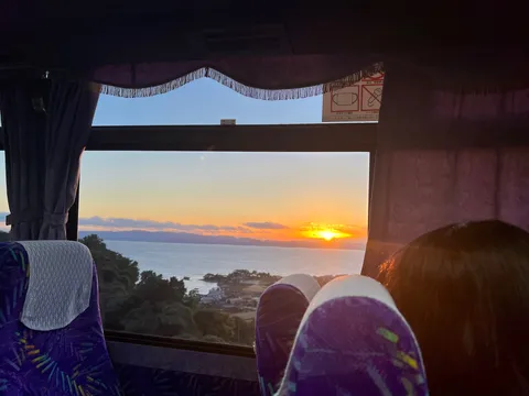 バス窓からの感動的な夕日