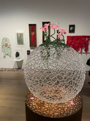 透明な球と花の静かな存在感