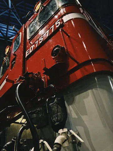 赤い機関車の静かな存在感