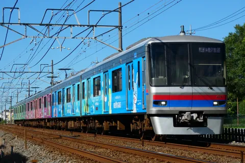 カラフル列車、空と架線のシンフォニー