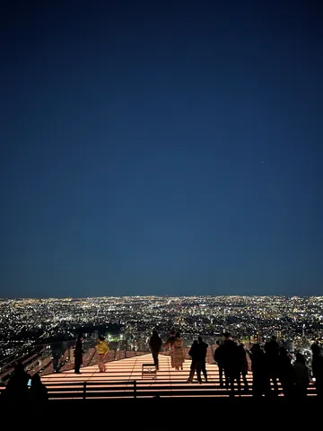 夜景に佇む人々のシルエット