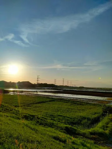 沈む夕日と水面の光景