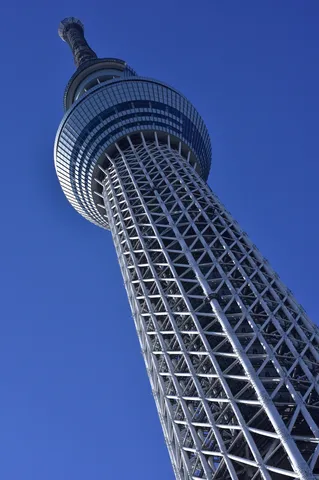 空を突き刺す鉄骨の巨塔