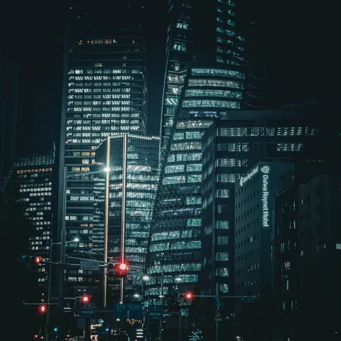 光る交差点、夜の余韻