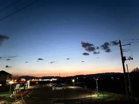 電線と空の競演、お月様もこっそり