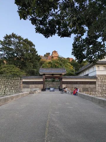 城下町の静かな道筋