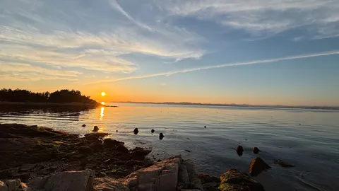 海辺に沈む夕日、自然のグラデーション