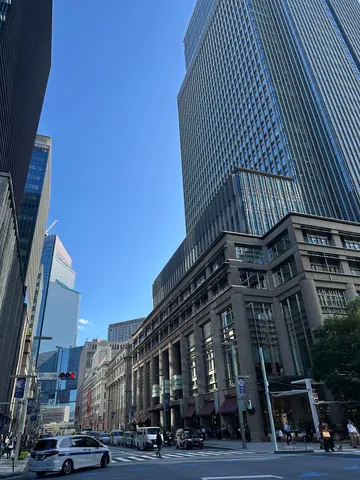 青空に映える摩天楼街