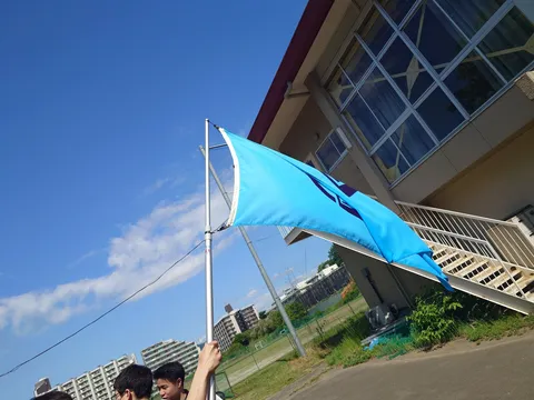 空と学校、そして旗