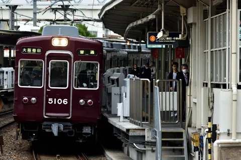 大阪梅田行きの赤い列車、出発準備OK？