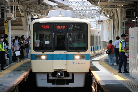 ホームに佇む白い電車