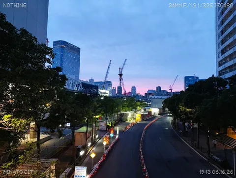 都会の夜明け、クレーンがそびえる風景