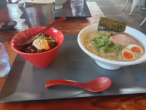 丼とラーメンの温もり