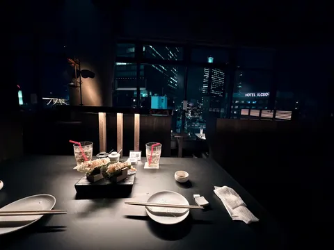 都会の灯りが彩る静かな夜