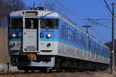 青空を走るワンマン列車