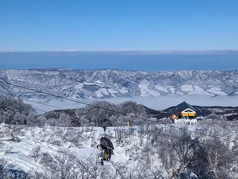 雲海とゲレンデ、冬の空撮旅