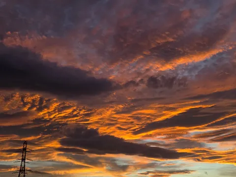 天空を彩る炎の波