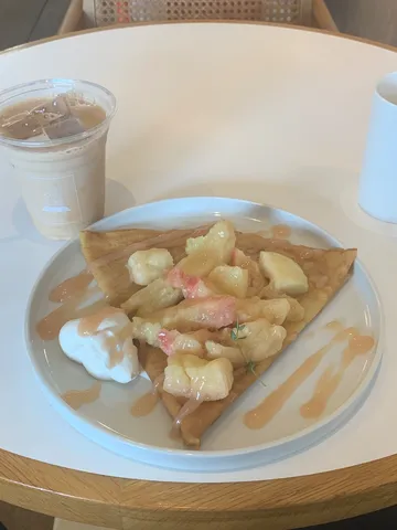 とろける桃とラテの甘い誘惑