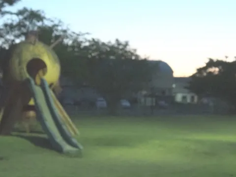 夕暮れ時の公園、レトロな遊具