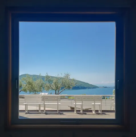 窓越しの青い海と空