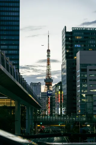 都市の隙間に灯る塔