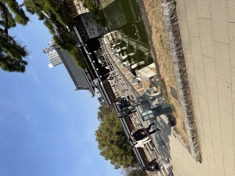 青空の下、歴史感じる橋と門