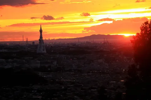 夕焼けに染まる街と塔