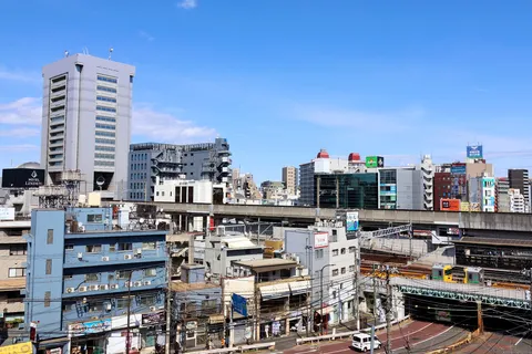 青空と都市の立体交差