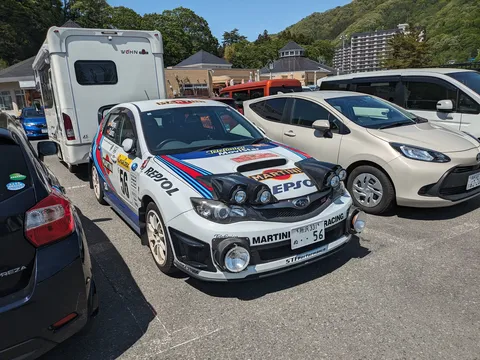 日常に溶け込む競技車