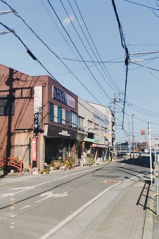 電線と商店街のコントラスト