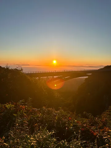 黄金に染まる夜明けの絶景
