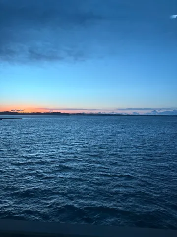 静かな海と夕暮れの余韻