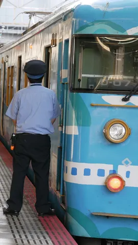 乗務員さんと 電車の青い顔