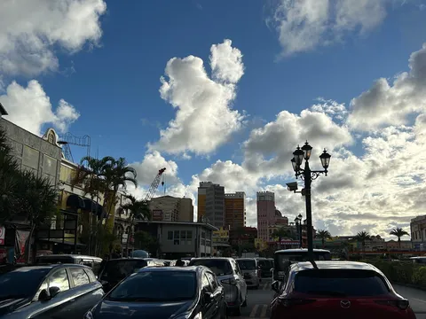 青空と街並みのコントラスト