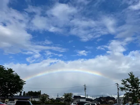 虹のアーチが空を描く