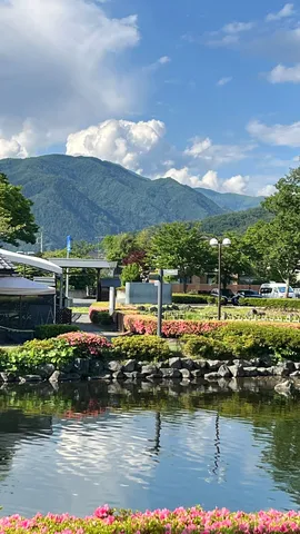 山と空と水辺の風景