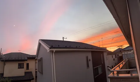 茜色の空に浮かぶ細い月