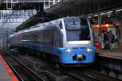 駅に進入する流線形の列車