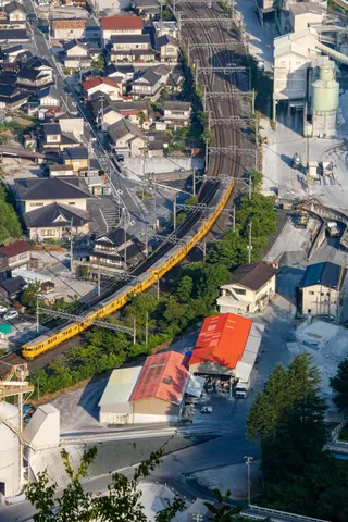 黄色い列車と田舎の風景