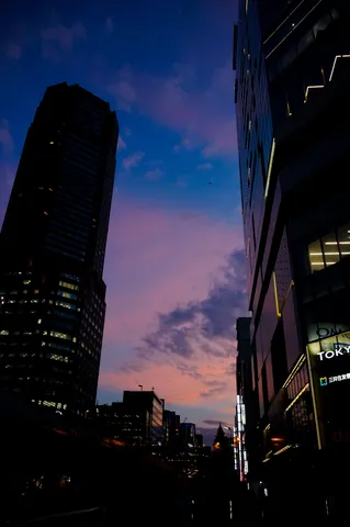 都会の夜空を彩る紫と青のコントラスト