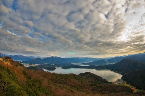 雲海に浮かぶ山々の湖畔