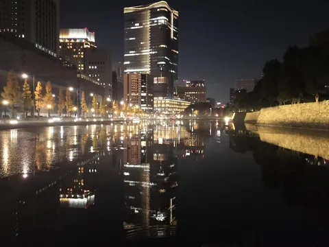 都会の夜景、水面に映る光のシンフォニー