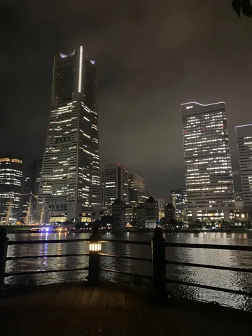 夜景と水辺の静かな灯
