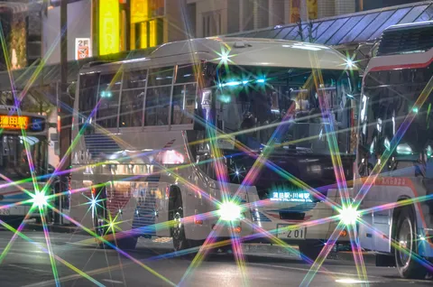 きらめく夜のバス旅